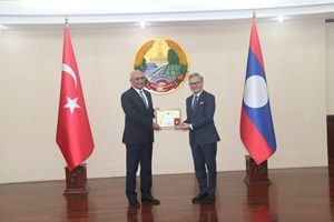 ລັດຖະບານປະດັບຫຼຽນກາມິດຕະພາບໃຫ້ເອກອັກຄະລັດຖະທູດສຕວັກກີປະຈໍາສປປລາວ