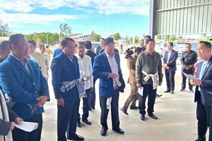 ປະທານປະເທດ ຢ້ຽມຢາມໂຮງສີເຂົ້າທັນສະໄໝ ບ້ານນາຂາມນົນ