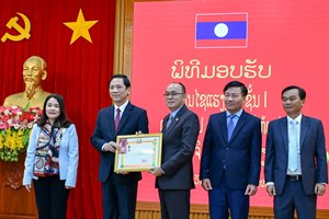 ປະດັບຫຼຽນໄຊແຮງງານຊັ້ນ I ໃຫ້ແຂວງກວາງຈິ ສສ ຫວຽດນາມ