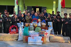 ເຈົ້າແຂວງສະຫວັນນະເຂດ ມອບເຄື່ອງອຸປະໂພກ-ບໍລິໂພກໃຫ້ກອງພັນທີ 3 ແລະ ກອງຮ້ອຍປືນໃຫຍ່ 35