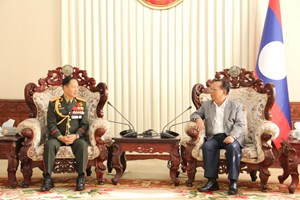 ຄະນະນຳກະຊວງປ້ອງກັນປະເທດ ອວຍພອນ ສະຫາຍ ພົນເອກ ຈັນສະໝອນ ຈັນຍາລາດ