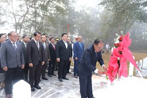 ການນໍາແຂວງ ໄຊຍະບູລີ ວາງພວງມາລາຢູ່ສຸສານທະຫານແຂວງ.