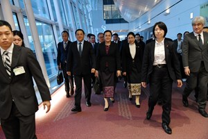 ນາຍົກລັດຖະມົນຕີພ້ອມດ້ວຍພັນລະຍາ ແລະ ຄະນະ ເດີນທາງເຖິງນະຄອນຫຼວງໂຕກຽວ