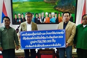 ຫຼວງນໍ້່າທາມອບເງິນຊ່ວຍເຫຼືອຄ່າໄຟຟ້າ ແລະ ຄ່ານໍ້າປະປາ