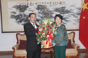 ຫົວໜ້າບັນນາທິການໃຫຍ່ ໜັງສືພິມປະຊາຊົນອວຍພອນທູດຈີນໃນໂອກາດບຸນປີໃໝ່ ສປ ຈີນ