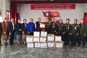 ຄະນະນໍາແຂວງໄຊສົມບູນ ມອບເຄື່ອງໃຫ້ແກ່ກອງພັນໃຫຍ່ ຈໍ 101