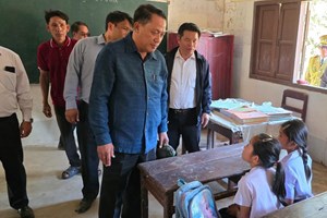 ເຈົ້າແຂວງສະຫວັນນະເຂດ ຢ້ຽມຢາມນາຍ-ພົນທະຫານ ແລະ ປະຊາຊົນບ້ານດອນຖ້ຳເງິນ