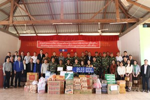 ລັດຖະມົນຕີກະຊວງປ້ອງກັນປະເທດ ເຈົ້າແຂວງຈໍາປາສັກ ແລະ ເຈົ້າເມືອງມຸນລະປາໂມກ ເຄື່ອນໄຫວຢ້ຽມຢາມອວຍພອນ ນາຍແລະພົນທະຫານທີ່ເຮັດໜ້າທີ່ຢູ່ກົມກອງຮາກຖານ