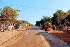 ເຈົ້າແຂວງຄຳມ່ວນ ລົງຕິດຕາມຄວາມຄືບໜ້າການກໍ່ສ້າງເສັ້ນທາງຢູ່ສອງເມືອງ