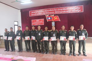 ສູນຝຶກອົບຮົມກອງພົນທະຫານຮາບທີ 3 ປະດັບຫຼຽນໄຊພິລະອາດຫານ ແລະ ມອບໃບຍ້ອງຍໍ