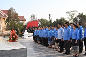 ຄະນະນຳສູນກາງສະຫະພັນກໍາມະບານລາວ ວາງກະຕ່າດອກໄມ້ ຢູ່ໜ້າຮູບປັ້ນຫຼໍ່  ປະທານ ໄກສອນ ພົມວິຫານ