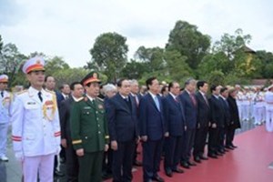 ການນຳພັກ - ລັດ ຫວຽດນາມ ເຂົ້າຂ່ຳນັບສຸສານປະທານ ໂຮ່ຈິມິນ