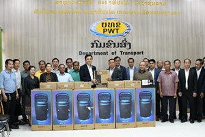 ມອບ-ຮັບອຸປະກອນຮັບໃຊ້ວຽກງານໂຄສະນາຄວາມປອດໄພທາງຫຼວງ