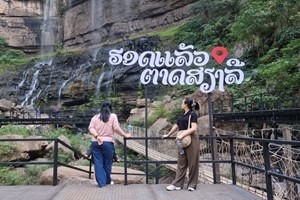 ງາມທໍາມະຊາດທີ່ສວຍສົດງົດງາມນໍ້າຕົກຕາດສຽງລື