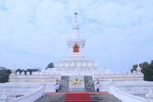 ສົມເດັດ ອັກຄະ ມະຫາເສນາບໍດີ ເຕໂຈ ຮຸນແຊນ ວາງພວງມາລາຢູ່ອະນຸສາວະລີນັກຮົບນິລະນາມ