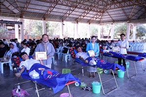 ນ້ອງນັກຮຽນໂຮງຮຽນ ມສ ອົງແກ້ວ ຮ່ວມໃຈບໍລິຈາກເລືອດແບບສະໝັກໃຈ