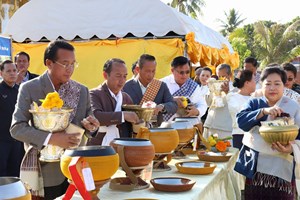 ຊາວພຸດທະສາສະນິກະຊົນ ຮ່ວມໃສ່ບາດຖວາຍສັງຄະທານ ຢູ່ຫໍພະຍາສີໂຄດຕະບອງ