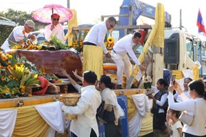 ອັດຕະປື ຈັດພິທີເຄື່ອນຍ້າຍຫີນອ່ອນລົງສູ່ຫໍຫຼັກເມືອງ