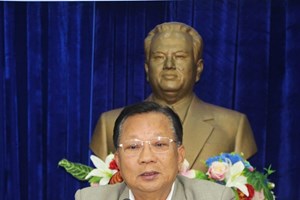 ຮອງນາຍົກລັດຖະມົນຕີ ພົບປະໂອ້ລົມພະນັກງານຫຼັກແຫຼ່ງ ແຂວງໄຊສົມບູນ