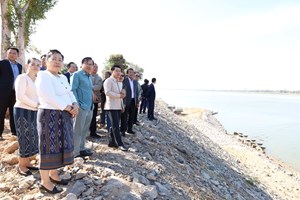 ຮອງນາຍົກລັດຖະມົນຕີ ຢ້ຽມຢາມໂຄງການກໍ່ສ້າງ ປ້ອງກັນຕາຝັ່ງເຈື່ອນຢູ່ເມືອງໜອງບົກ