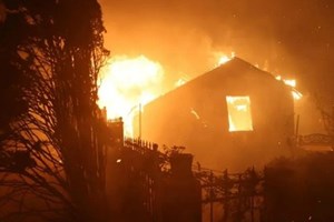 ຄາດວ່າຄວາມເສຍຫາຍຈາກໄຟໄໝ້ປ່າໃນລັດຄາລິຟໍເນຍ ສູງເກີນ 30 ຕື້ໂດລາ