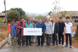 ເຈົ້າເມືອງໄຊຍະບູລີ ຕິດຕາມການກໍ່ສ້າງເສັ້ນທາງເບຕົງ ຢູ່ບ້ານນາລວມ