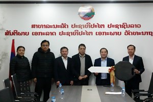 ບໍລິສັດຮ່ວມທຶນສຳພັນໄຊມາຍນິງມອບລົດໃຫ້ເມືອງຄຳ