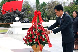 ກະຊວງຍຸຕິທຳ ວາງກະຕ່າດອກໄມ້ລະນຶກ ວັນສ້າງຕັ້ງພັກປະຊາຊົນ ປະຕິວັດລາວ ຄົບຮອບ 70 ປີ