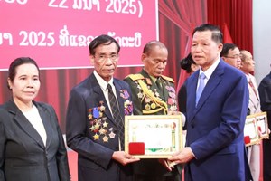 ອັດຕະປື ມອບຫຼຽນກາລະນຶກ 70 ປີ ວັນສ້າງຕັ້ງພັກປະຊາຊົນປະຕິວັດລາວ