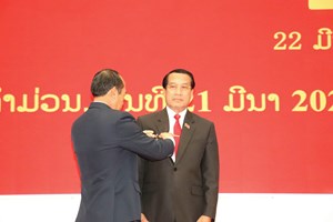 ປະດັບຫຼຽນກາລະນຶກ 70 ປີ ວັນສ້າງຕັ້ງພັກ ໃຫ້ສະມາຊິກພັກແຂວງຄໍາມ່ວນ