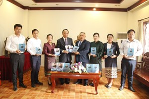 ຫໍສະໝຸດ ໄດ້ຮັບປຶ້ມ"ຈົດໝາຍເຖິງຫຼານ" ແລະ ປຶ້ມ "ເມື່ອທ່ານເປັນນາຍົກ”