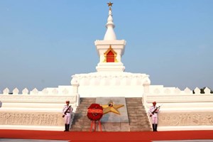 ວາງພວງມາລາ ແລະ ກະຕ່າດອກໄມ້ ເນື່ອງໃນໂອກາດວັນສ້າງຕັ້ງພັກ ປປລ ຄົບຮອບ 70 ປີ