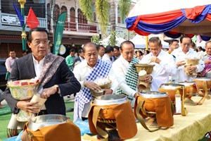 ຊາວພຸດທະສາສະນິກະຊົນຮ່ວມໃສ່ບາດຖວາຍສັງຄະທານຢູ່ຫໍຈາລຶກປະຫວັດສາດ 21 ມີນາ