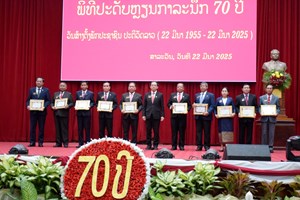 ສາລະວັນ ປະດັບຫຼຽນກາລະນຶກ 70 ປີໃຫ້ບັນດາການນໍາ-ອະດີດການນຳຂັ້ນແຂວງ.