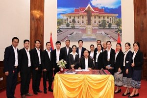 ວາ​ລະ​ສານ​ອະ​ລຸນ​ໃໝ່ເຂົ້າຢ້ຽມຊົມຫໍພິພິທະພັນໄກສອນ ພົມວິຫານ