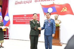 ປະດັບຫຼຽນໄຊພິລະອາດຫານໃຫ້ການນໍາອົງການໄອຍະການປະຊາຊົນສູງສຸດ