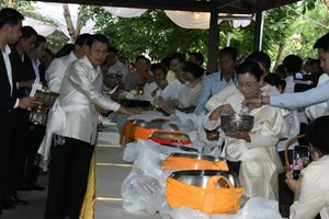 ການນໍາຂັ້ນສູງພັກ-ລັດຮ່ວມພິທີໃສ່ບາດອຸທິດບຸນກຸສົນໃຫ້ ສະຫາຍພົນເອກ ຄໍາໄຕ ສີພັນດອນ