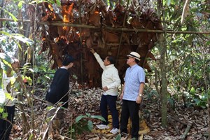 ຮອງປະທານ ສນຊ ຜູ້ປະຈໍາການ ຢ້ຽມຢາມ ເຜົ່າກຣີ