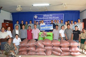 ການນໍາແຂວງໄຊຍະບູລີ ມອບເຄື່ອງຊ່ວຍເຫຼືອສຸກເສີນໃຫ້ກັບຜູ້ປະສົບໄພພິບັດ ປີ 2024