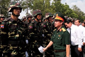 ຫົວໜ້າການເມືອງກອງບັນຊາການທະຫານແຂວງບິງເຊື່ອງ ສສ ຫວຽດນາມ  ຢ້ຽມຢາມກ້ອນກໍາລັງສວນສະໜາມກອງທັບປະຊາຊົນລາວ