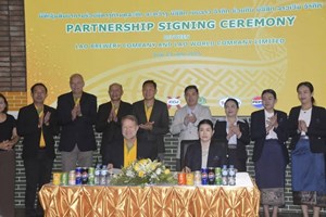 ເຊັນສັນຍາຮ່ວມມືຈຳໜ່າຍຜະລິດຕະພັນຂອງບໍລິສັດ ເບຍລາວ ຢູ່ສູນການຄ້າລາວ-ໄອເຕັກ