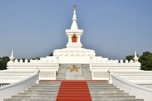 ສະຫາຍ ເລືອງ ເກືອງ ພ້ອມຄະນະຜູ້ແທນຂັ້ນສູງ ເຂົ້າວາງພວງມາລາທີ່ອະນຸສາວະລີນັກຮົບນິລະນາມລາວ