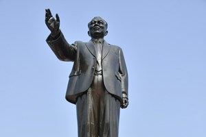 ຄະນະຜູ້ແທນນຂັ້ນສູງຂອງ ສສ ຫວຽດນາມ ເຂົ້າວາງກະຕ່າດອກໄມ້ ຕໍ່ໜ້າຮູບປັ້ນຫຼໍ່ຂອງ ປະທານ ໄກສອນ ພົມວິຫານ