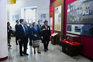 ສະຫາຍ ເລືອງ ເກືອງ ຢ້ຽມຊົມພິພິທະພັນໄກສອນພົມວິຫານ