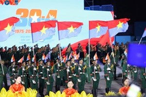 ການຝຶກແອບລວມໝູ່ພິທີເດີນຂະບວນສວນສະໜາມສະເຫຼີມສະຫຼອງ 50 ປີແຫ່ງວັນປົດປ່ອນພາກໃຕ້ ຫວຽດນາມ