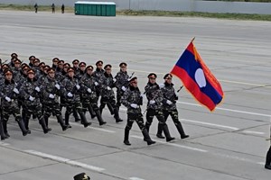 ກ້ອນກຳລັງສວນສະໜາມຂອງກອງທັບປະຊາຊົນລາວ ຝຶກຊ້ອມເພື່ອກະກຽມເຂົ້າຮ່ວມພິທີສວນສະໜາມ