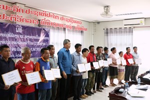 ອຸດົມໄຊ ມອບ-ຮັບເງິນນະໂຍບາຍຕໍ່ຜູ້ທີ່ມີຜົນງານ ແລະ ຄຸນງາມຄວາມດີໃນພາລະກິດການປະຕິວັດ