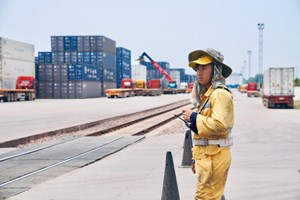 ພະນັກງານລົດໄຟລາວ-ຈີນ ວິລະຊົນຜູ້ຢູ່ເບື້ອງຫຼັງໃນວັນກໍາມະກອນ