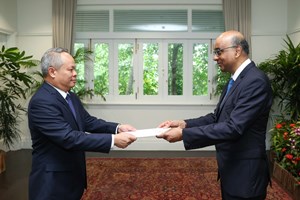 ທູດລາວຍື່ນສານຕາຕັ້ງຕໍ່ປະທານາທິບໍດີ ສາທາລະນະລັດ ສິງກະໂປ