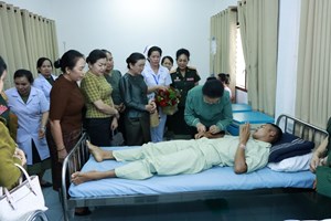 ພັນລະຍາຄອບຄົວການນຳຢ້ຽມຢາມພະນັກງານ-ນັກຮົບທີ່ບາດເຈັບ ແລະ ເຈັບປ່ວຍຢູ່ໂຮງໝໍສູນກາງ 103 ກອງທັບ